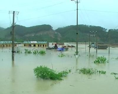 Khu nhà ở tập thể của công nhân thi công công trình đập Ngàn Trươi - Cẩm Trang đã bị cô lập bởi nước lũ